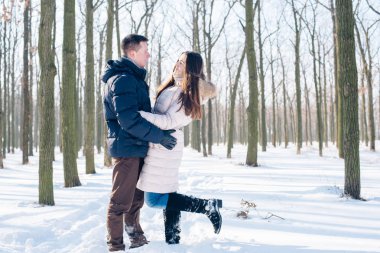 karlı parkta eğleniyor Çift