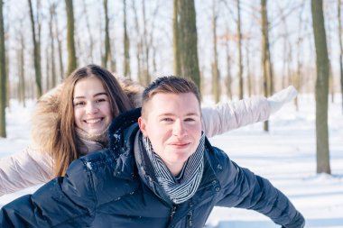 karlı parkta eğleniyor Çift