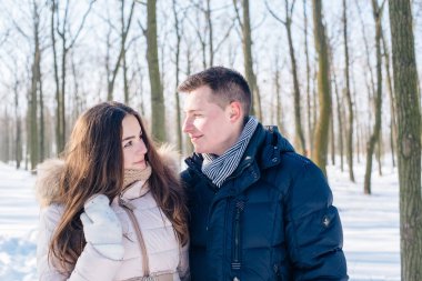 karlı parkta eğleniyor Çift