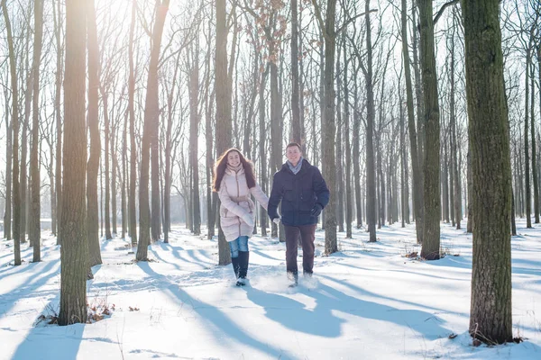 夫妇在白雪皑皑的公园玩乐 — 图库照片