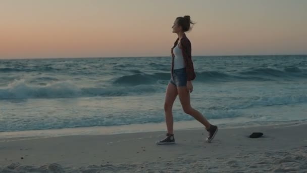 Jonge Mooie Vrouw Lopen Het Strand Tijdens Zonsondergang Zonsopgang — Stockvideo