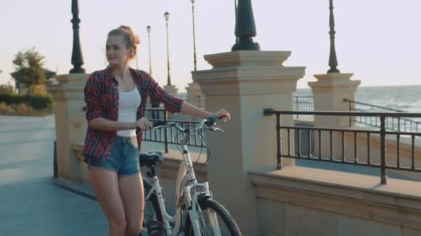 Fiatal Csinos Tengerparton Napkelte Naplemente Alatt Kerékpár — Stock videók