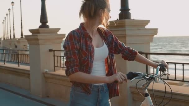 Jovem Mulher Bonita Com Bicicleta Praia Durante Pôr Sol Nascer — Vídeo de Stock