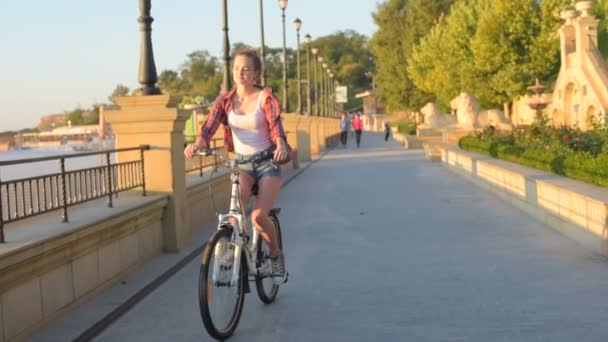 Jovem Mulher Bonita Andar Bicicleta Praia Durante Pôr Sol Nascer — Vídeo de Stock