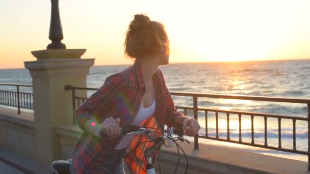 Joven Bonita Mujer Montar Bicicleta Playa Durante Puesta Del Sol — Vídeo de stock