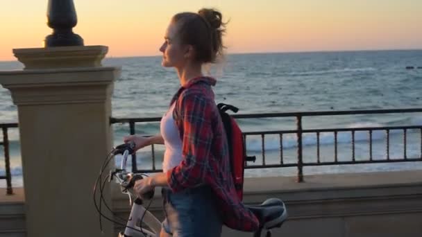 Joven Bonita Mujer Con Bicicleta Playa Atardecer Amanecer — Vídeos de Stock