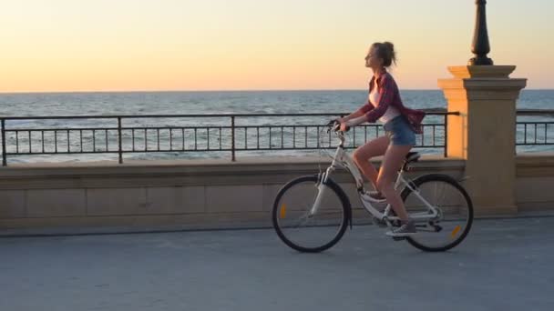 Jonge Mooie Vrouw Fietsten Strand Tijdens Zonsondergang Sunrise — Stockvideo