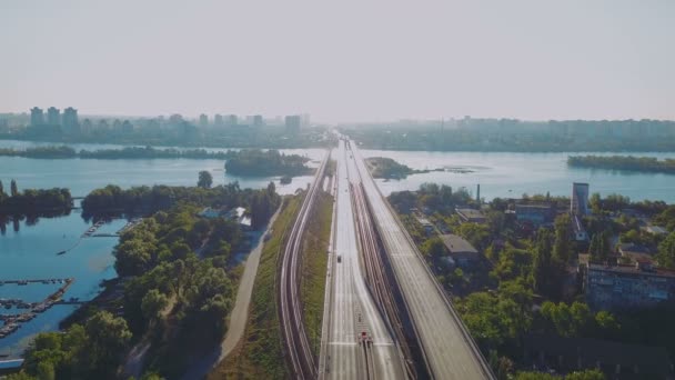Εναέρια Άποψη Ένα Μεγάλο Αυτοκινητόδρομο Εναλλάσσονται Αυτοκίνητα Και Σιδηροδρομικών — Αρχείο Βίντεο