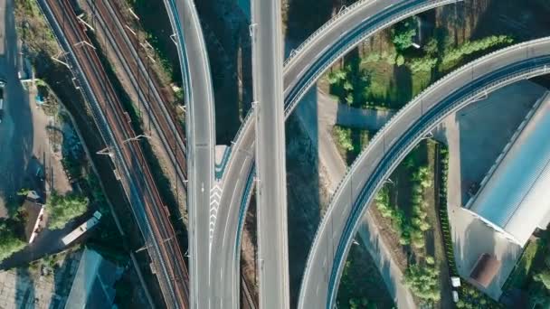 Luchtfoto Van Een Uitwisseling Van Grote Snelweg Met Auto Trein — Stockvideo