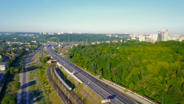 Luftaufnahme Eines Großen Autobahnkreuzes Mit Autos Und Eisenbahn — Stockvideo