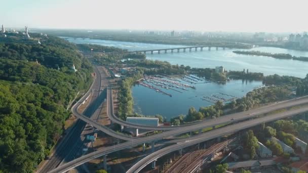 Vue Aérienne Grand Échangeur Autoroutier Avec Des Wagons Des Chemins — Video