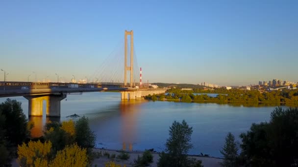 乌克兰基辅南桥鸟瞰图 日出时有车 — 图库视频影像