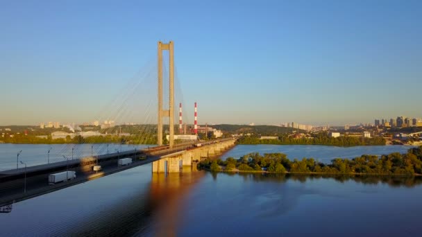 キエフ ウクライナのサウス ブリッジの日の出の間車で空撮 — ストック動画