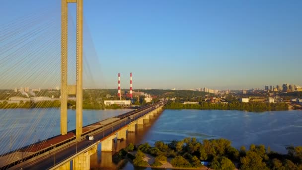 Пташиного Польоту Південним Мостом Києві Автомобілями Сходом Сонця — стокове відео