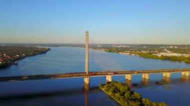Kiev, Ukrayna Güney Köprüsü havadan görünümü gündoğumu sırasında arabalı