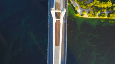 Kiev, Ukrayna Güney Köprüsü havadan görünümü gündoğumu sırasında arabalı