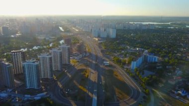 ev ve araba ile büyük otoyol köprü havadan görünümü. Kiev, Ukrayna Güney Köprüsü.