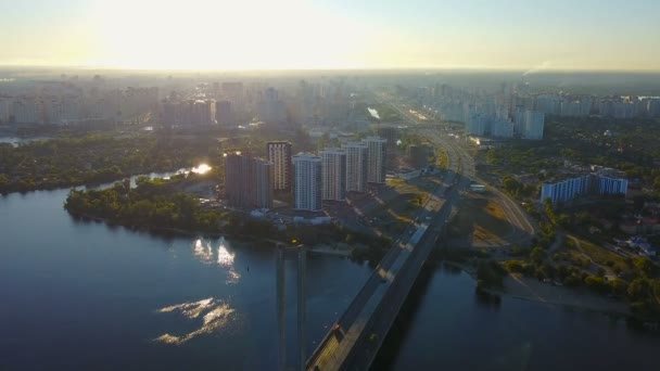 車と住宅の大規模な高速道路橋の空撮 キエフ ウクライナのサウス ブリッジ — ストック動画