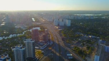 ev ve araba ile büyük otoyol köprü havadan görünümü. Kiev, Ukrayna Güney Köprüsü.