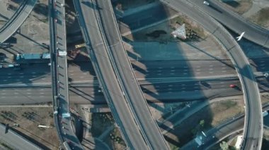 Araba ve tren ile büyük otoyol kavşağı havadan görünümü