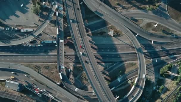 Luchtfoto Van Een Uitwisseling Van Grote Snelweg Met Auto Trein — Stockvideo