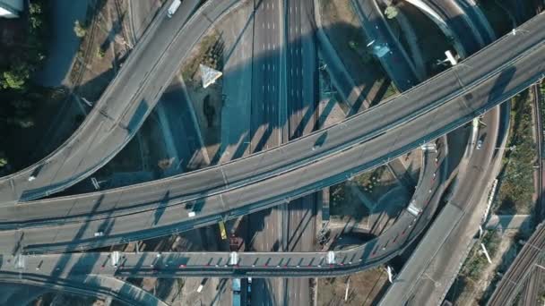 Luchtfoto Van Een Uitwisseling Van Grote Snelweg Met Auto Trein — Stockvideo