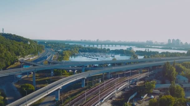 車や鉄道で大規模な高速道路のインターチェンジの空撮 — ストック動画