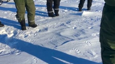 4 Nisan 2018 - kutup kaşifler onların kar motosikletleri buzda Kutbu, Norveç yakınındaki grup