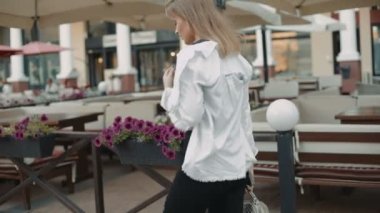 şehirde yürüyen genç güzel kadın