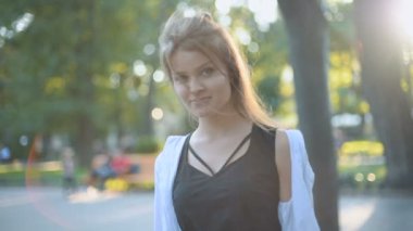 şehirde yürüyen genç güzel kadın