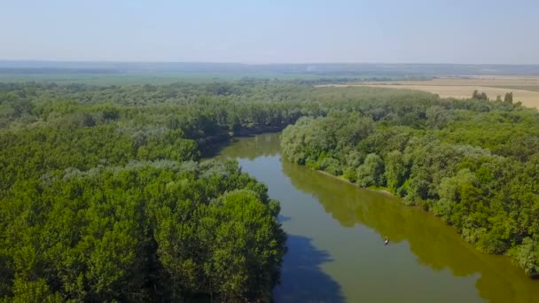 vue aérienne de la belle campagne rurale avec rivière et forêt 