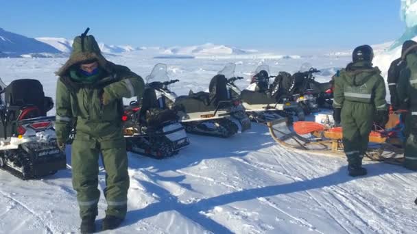 Dubna 2018 Skupina Polárníků Poblíž Svých Sněžných Skútrech Ledě Severního — Stock video