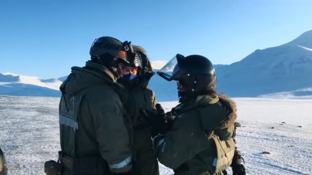 Groupe Explorateurs Polaires Près Leurs Motoneiges Sur Glace Océan Arctique — Video