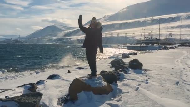 挪威朗伊尔城冰冻景观中的年轻女性 — 图库视频影像