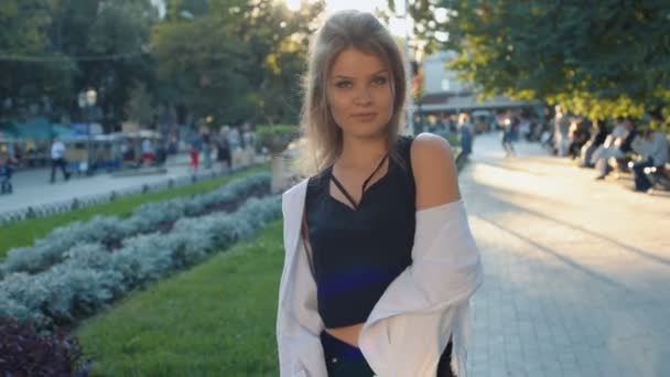 街を歩いて若いきれいな女性 — ストック動画