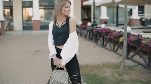 年轻漂亮的女人走在城市 — 图库视频影像