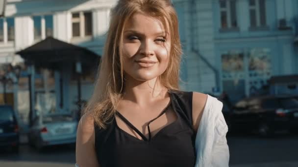Fiatal Csinos Séta Városban — Stock videók