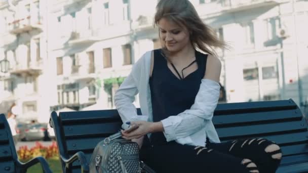 Νεαρή Όμορφη Γυναίκα Τηλέφωνο Στην Πόλη — Αρχείο Βίντεο