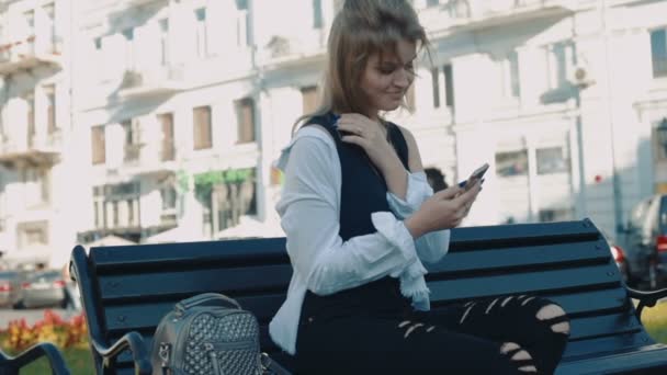 Joven Bonita Mujer Con Teléfono Ciudad — Vídeo de stock