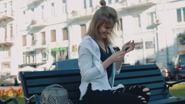 Şehir Içinde Telefon Olan Güzel Kadın — Stok video