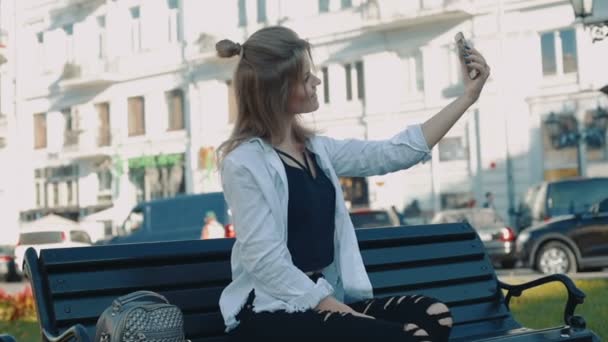 Молодая Симпатичная Женщина Делает Селфи Городе — стоковое видео