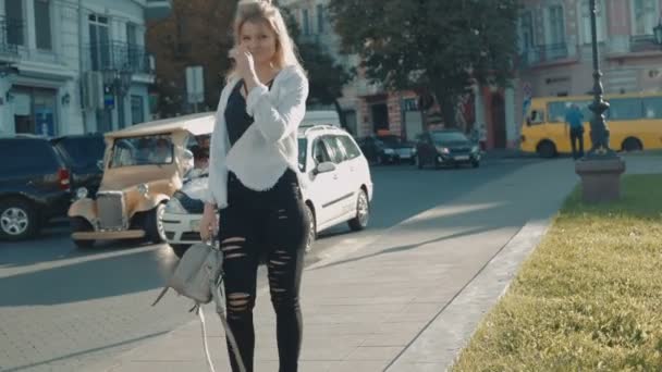 Νεαρή Όμορφη Γυναίκα Περπάτημα Στην Πόλη — Αρχείο Βίντεο