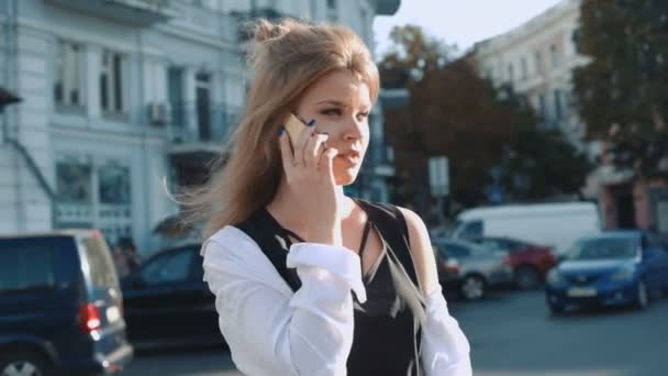 Joven Bonita Mujer Con Teléfono Ciudad — Vídeos de Stock