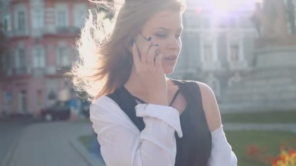 Mooie Jongedame Met Telefoon Stad — Stockvideo