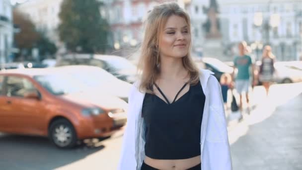 Молодая Красивая Женщина Гуляет Городу — стоковое видео