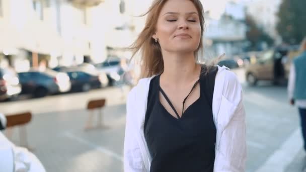 Jovem Mulher Bonita Andando Cidade — Vídeo de Stock