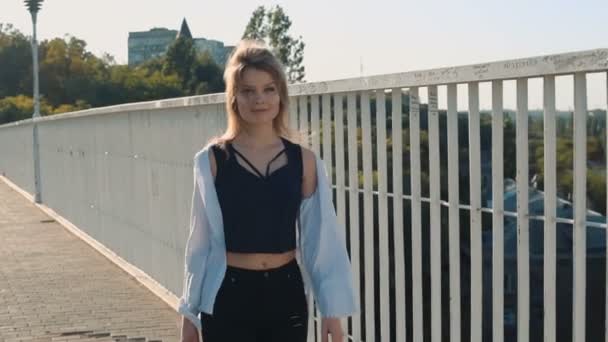 Joven Bonita Mujer Caminando Ciudad — Vídeo de stock