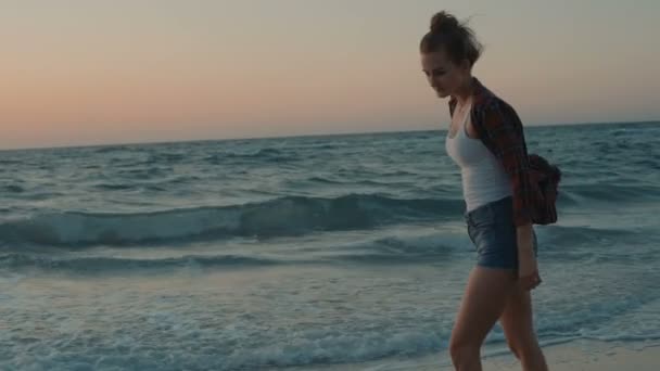Gün Batımı Veya Gündoğumu Sırasında Kumsalda Yürüyen Genç Beauttiful Kadın — Stok video