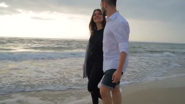 沙滩上散步的年轻快乐夫妇 — 图库视频影像