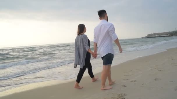 Jonge Gelukkige Paar Wandelen Het Strand — Stockvideo